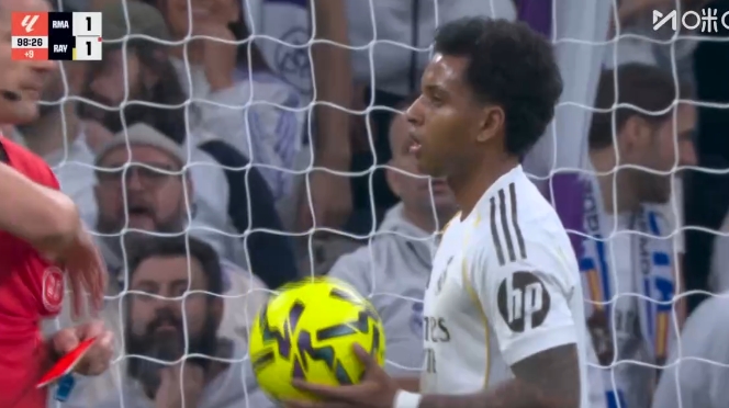 半岛体育下载-皇马获点后罗德里戈一直在点球点抱着球，最后姆巴佩上前接过皮球